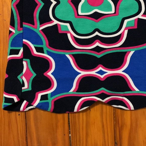 Crown and Ivy Bold Print T-shirt Dress with Scalloped Hem - Picture 4 of 6